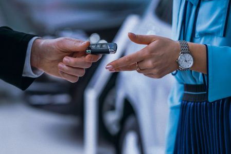 femal-close-up-with-car-keys (1)